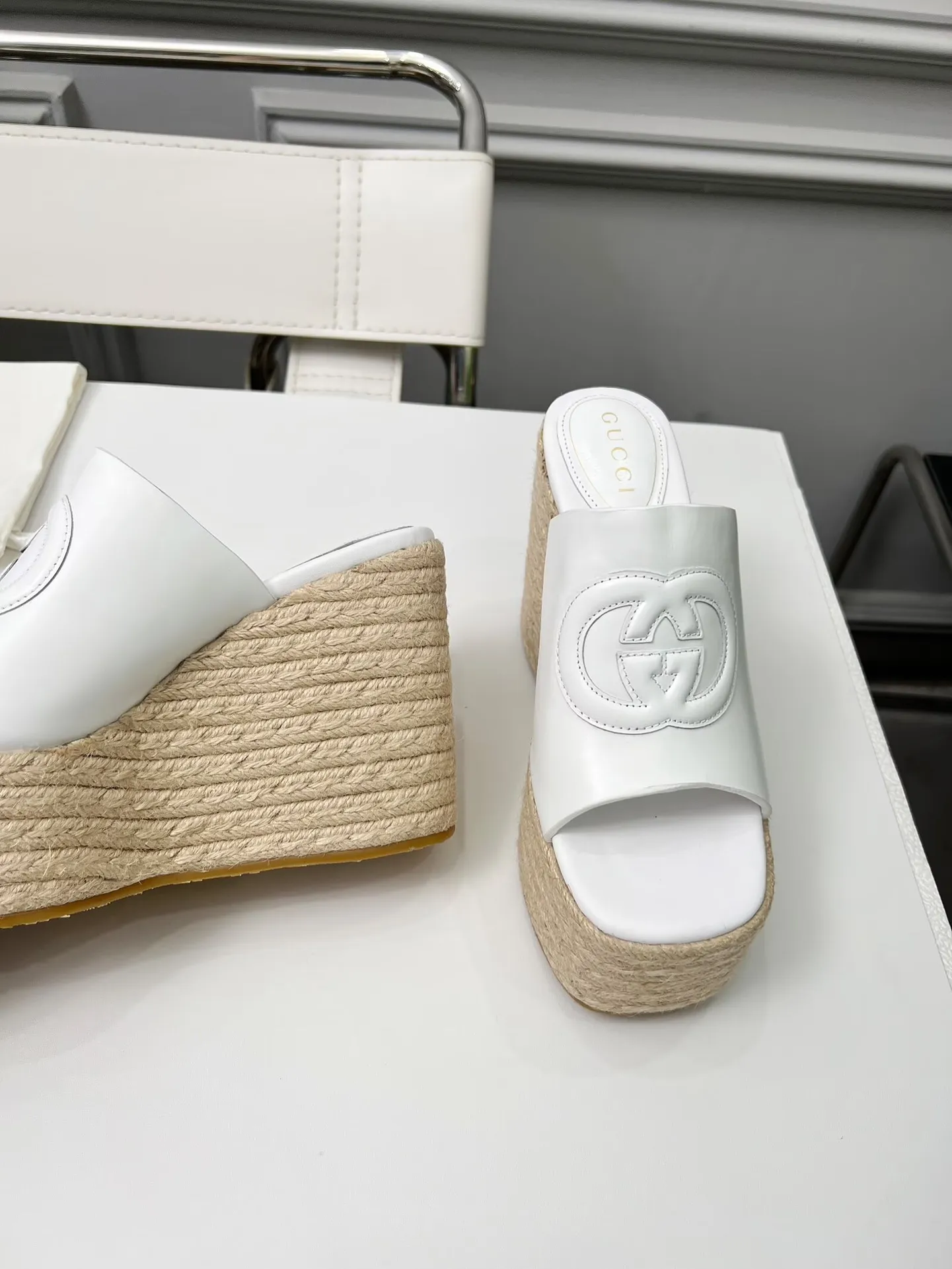 👟👟Ex-factory price 460👟👟 Gucci’s new slippers, fashionable, high-end and full of personality✅ Very stable, comfortable and durable for daily use, convenient and unique for daily matching, a must-have classic for summer, the upper is made of GUCCI brand stitching Fabric: cowhide Lining/feet: sheepskin Platform height: 11cm Color: black, white, brown, burgundy, pink Code number: 35-42 (41 and 42 need to be customized) Packaging: Comes with cloth bag and card.